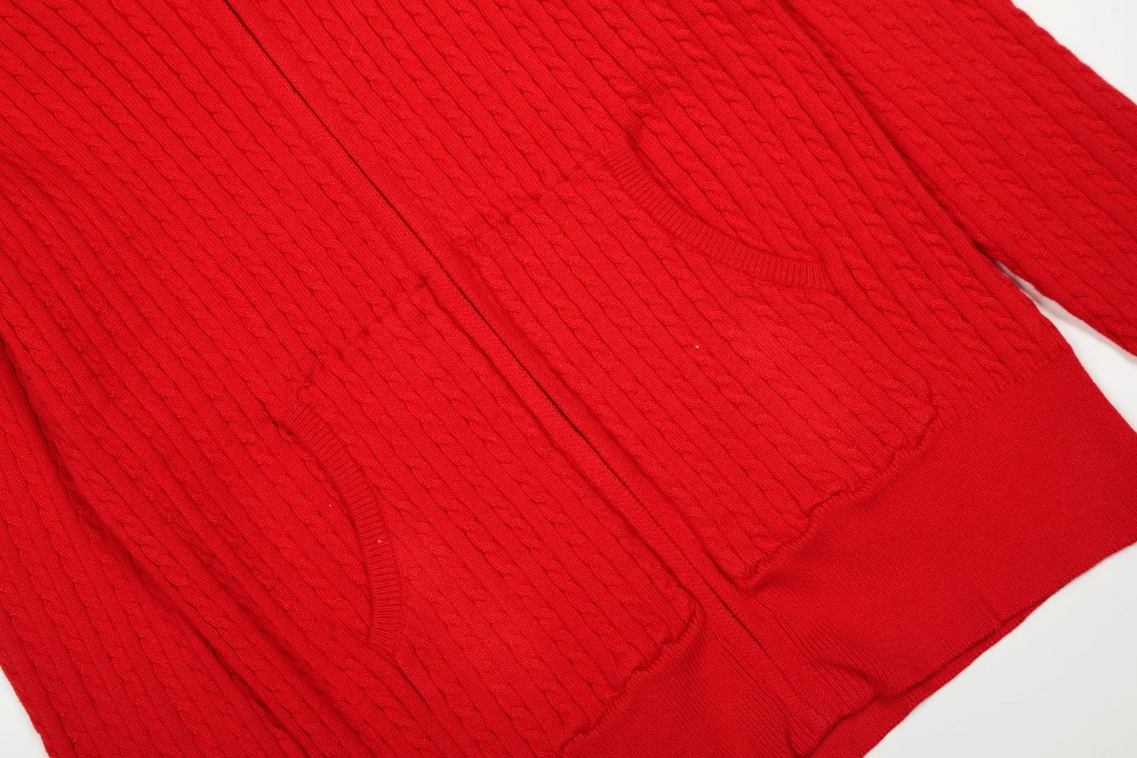 P310 Top quality" Style number: DS501# (not off the shelves all year round) [Ralph Lauren small twist solid color pony embroidered logo full zipper hooded jacket] ✅Ralph Lauren old money style classic basic versatile goddess style small twist zipper hooded jacket ✅Main supplier platform live broadcast Wholesale entity Replenish when out of stock Not off the shelf ✅ZP quality 1:1 version Scan the code to enter the GF website Counter quality ✅Customized zipper color is the same The full zipper stitching hood is very complicated. The small twist process takes a long time and the cost is extremely high. ✅The quality of the details is the only one in Guangzhou. Imported quality cotton yarn, focusing on high-end, cost-effective, good quality. Needless to say, the goddess’s upper body is really amazing, so sweet, so beautiful. This coat is really good-looking. Navy blue, apricot, pink, yellow, purple, light blue, Chinese red